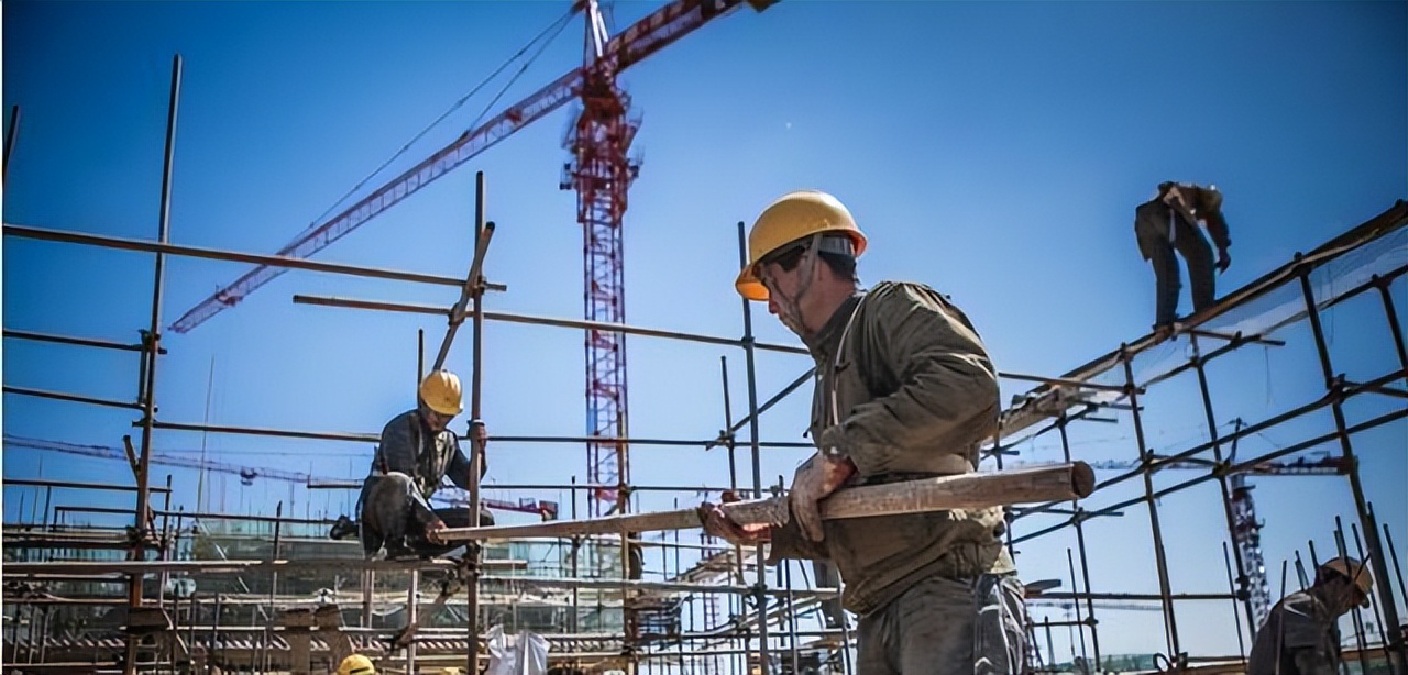 “115天假期”被怼上热搜！专家偷换概念，网友正面硬刚！