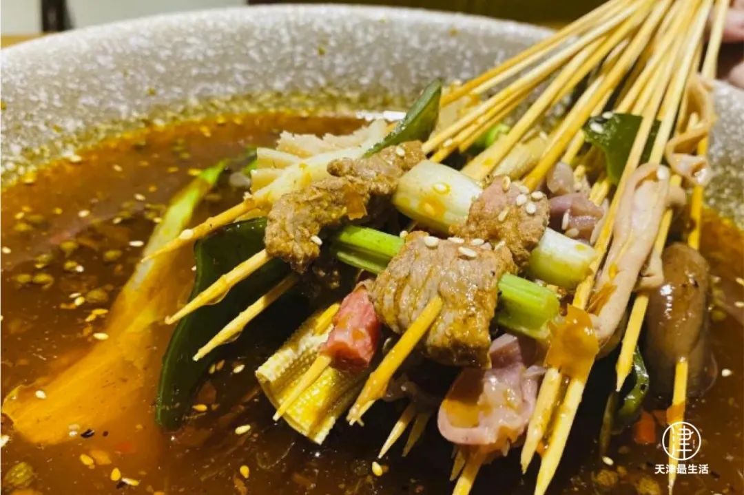 怀揣100元吃遍整条街：几十年屹立不倒，这儿不输西湖道…