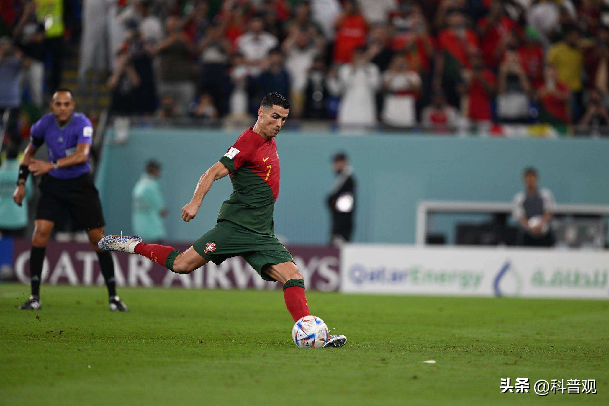 c罗掏出不明物体吃的是啥,c罗裤衩藏小零食