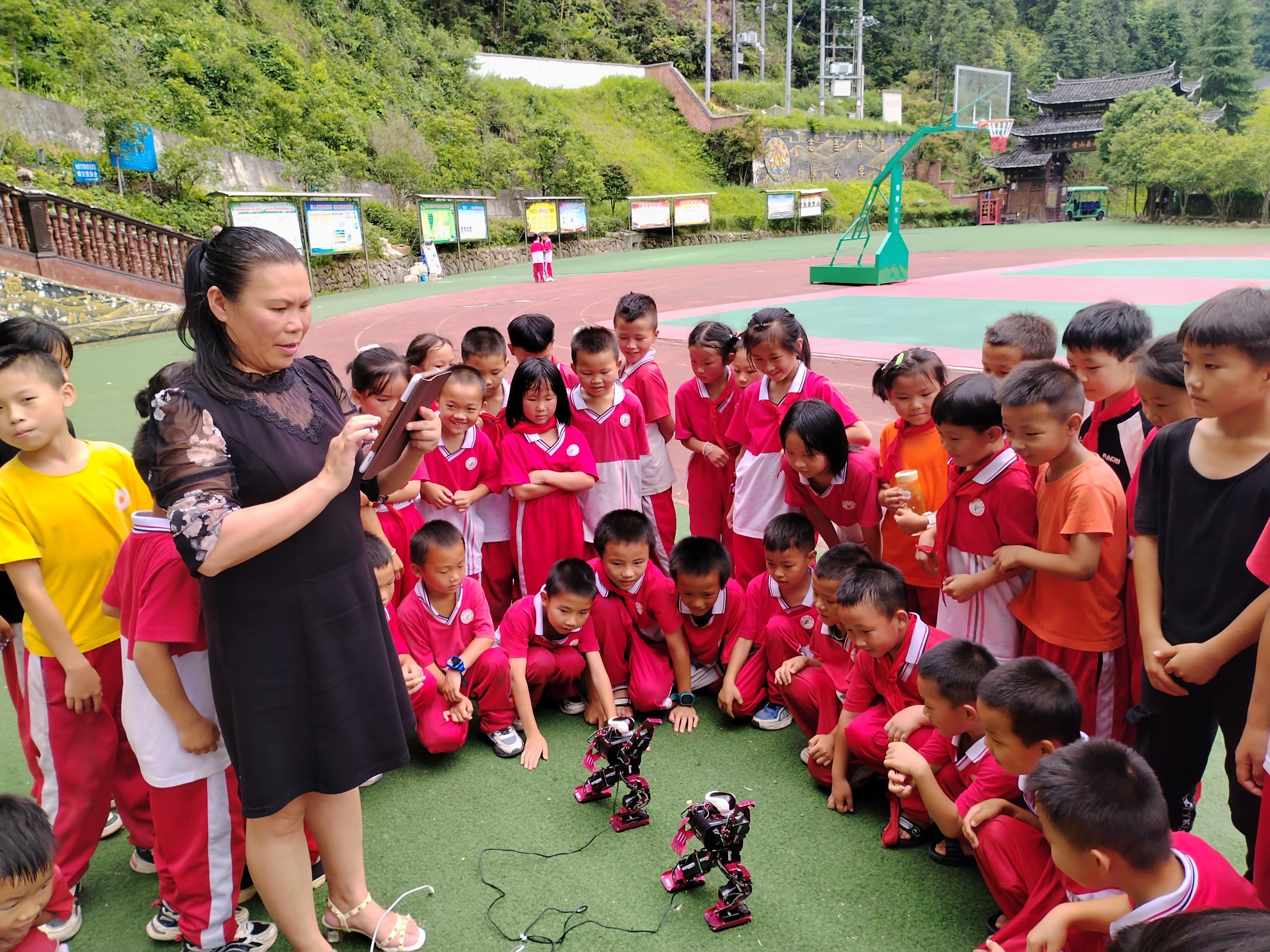 雷山县“科普大篷车”走进西江民族小学