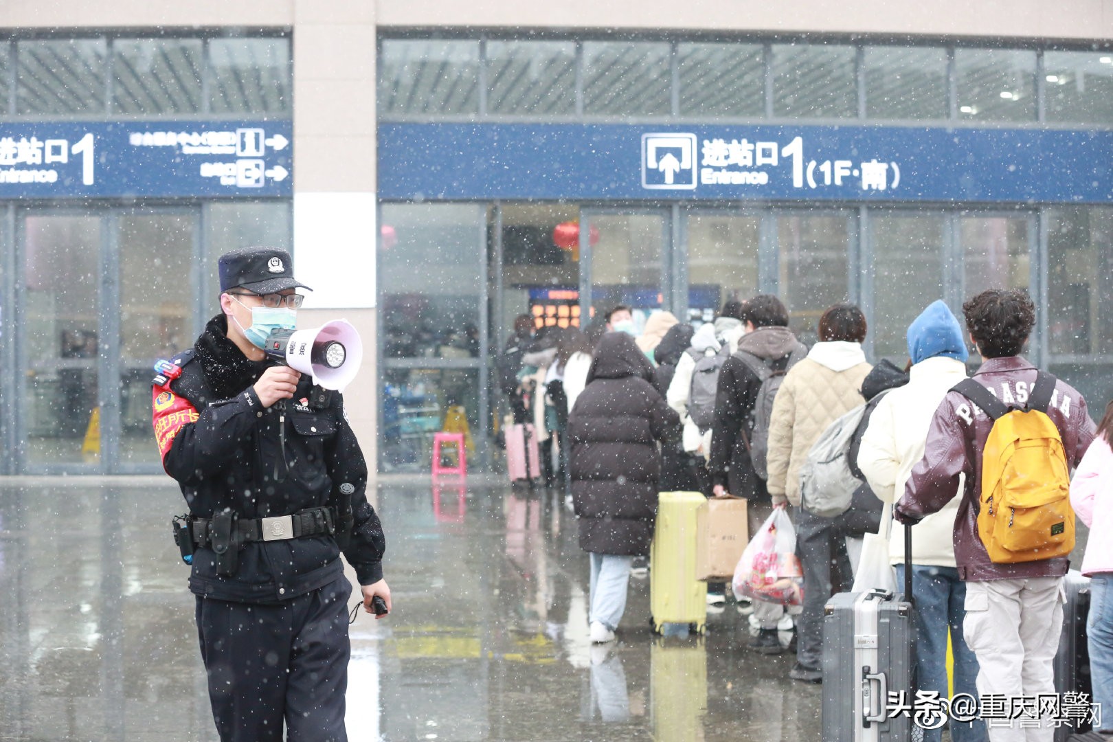 抗疫情战冰雪,抗击疫情警徽闪耀交警征文