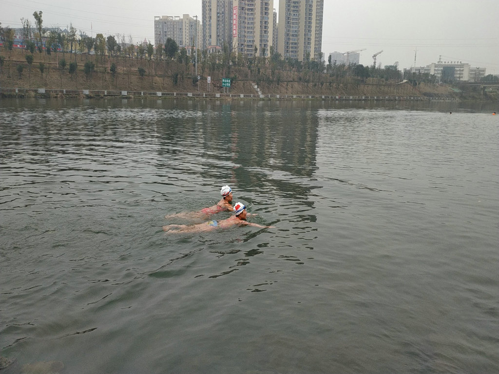 湘西欢乐冬泳人——向怀化水上部落“碉堡村”致敬