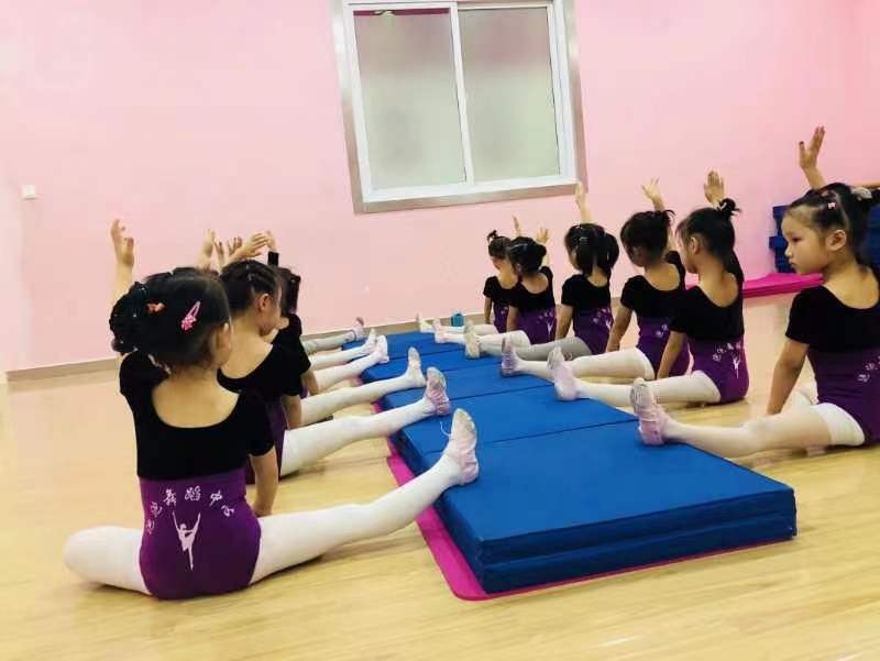 跳舞后肌肉紧绷怎么治疗,跳舞大腿肌肉酸痛怎么回事