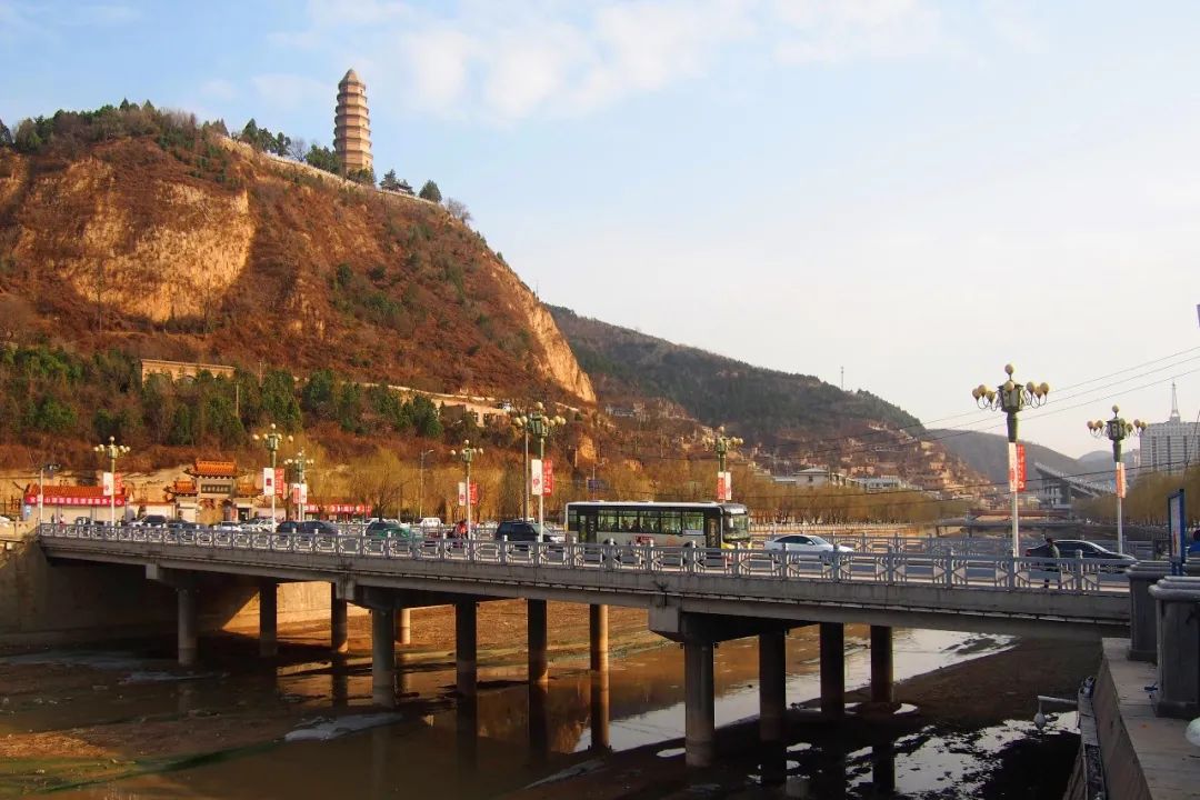 参观延安宝塔山有感1500字,我的延安精神作文300字