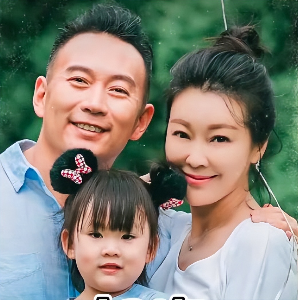 前央视主持全家出游为爱女庆生！50岁仍貌美动人，女儿大眼睛似妈