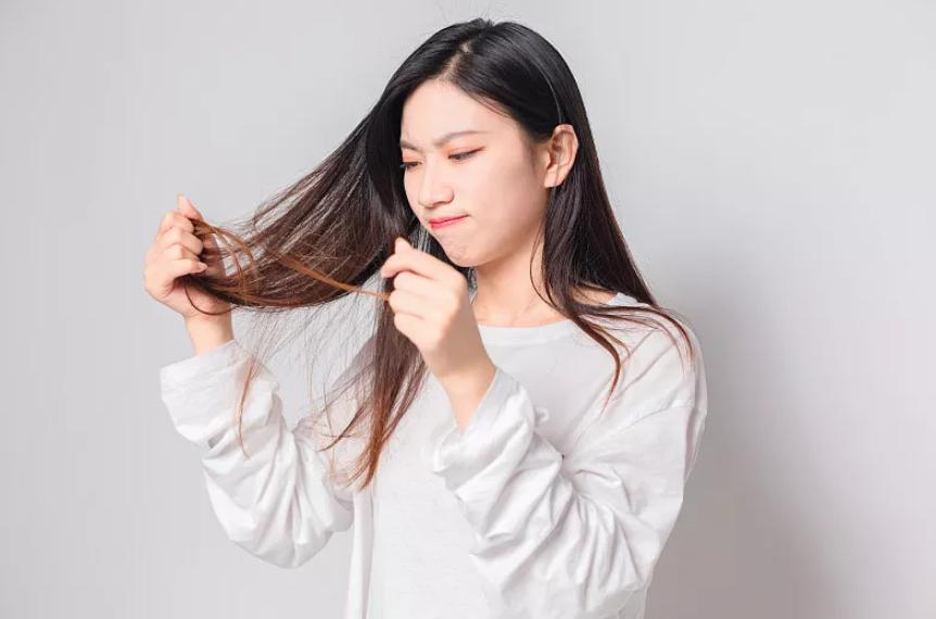 为什么头发越长越分叉,为什么头发一长就容易分叉