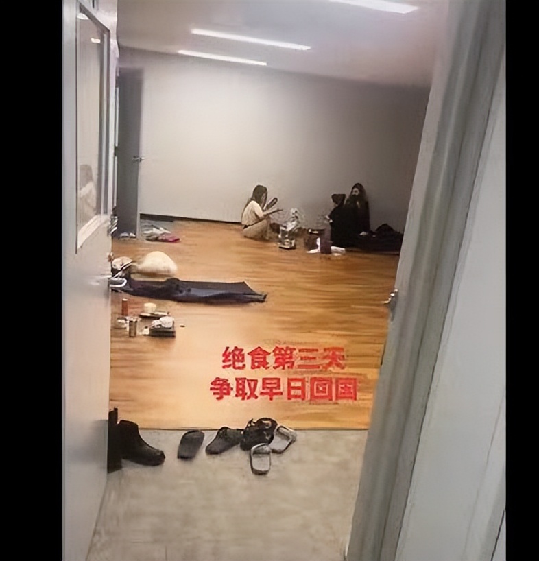 去韩国，中国人要挂块牌子被人围观取乐