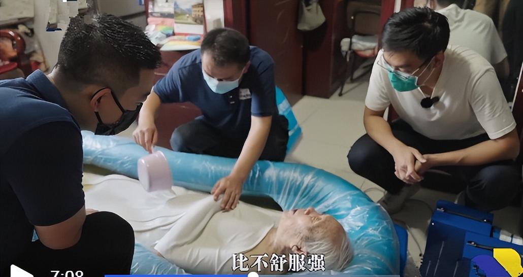 入户助浴师,失能老人享受免费助浴