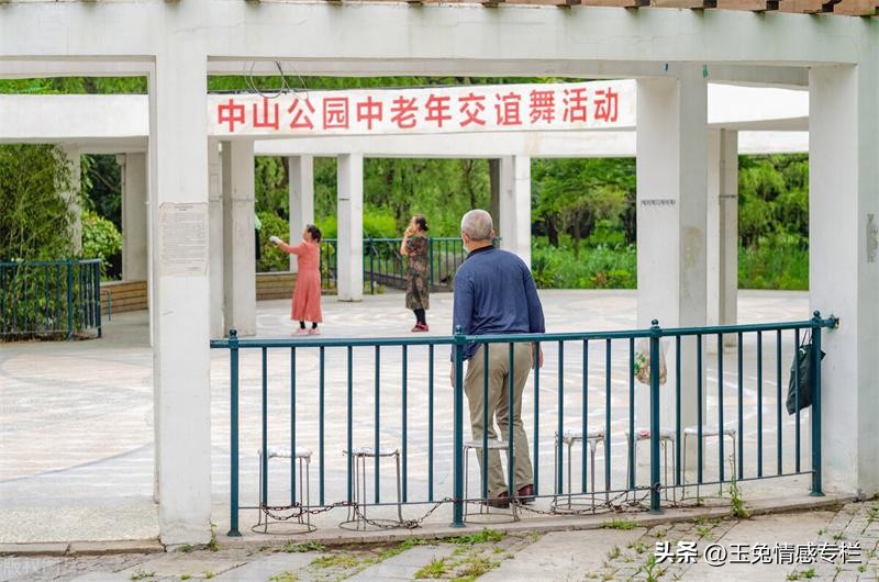 和交际男舞伴去旅游，仅1天就散伙，63岁阿姨哭诉：知己变成仇人