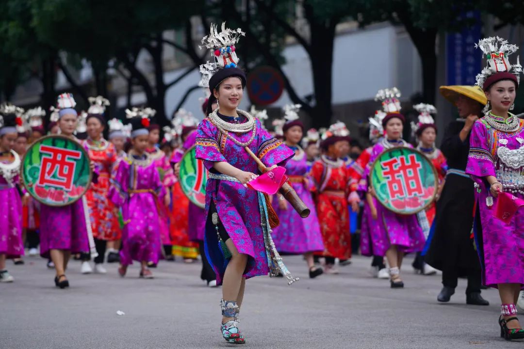 超震撼走秀场面,村超民族走秀完整版