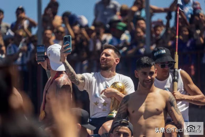 阿根廷世界杯球迷大巴,阿根廷队球员乘大巴巡游阿根廷