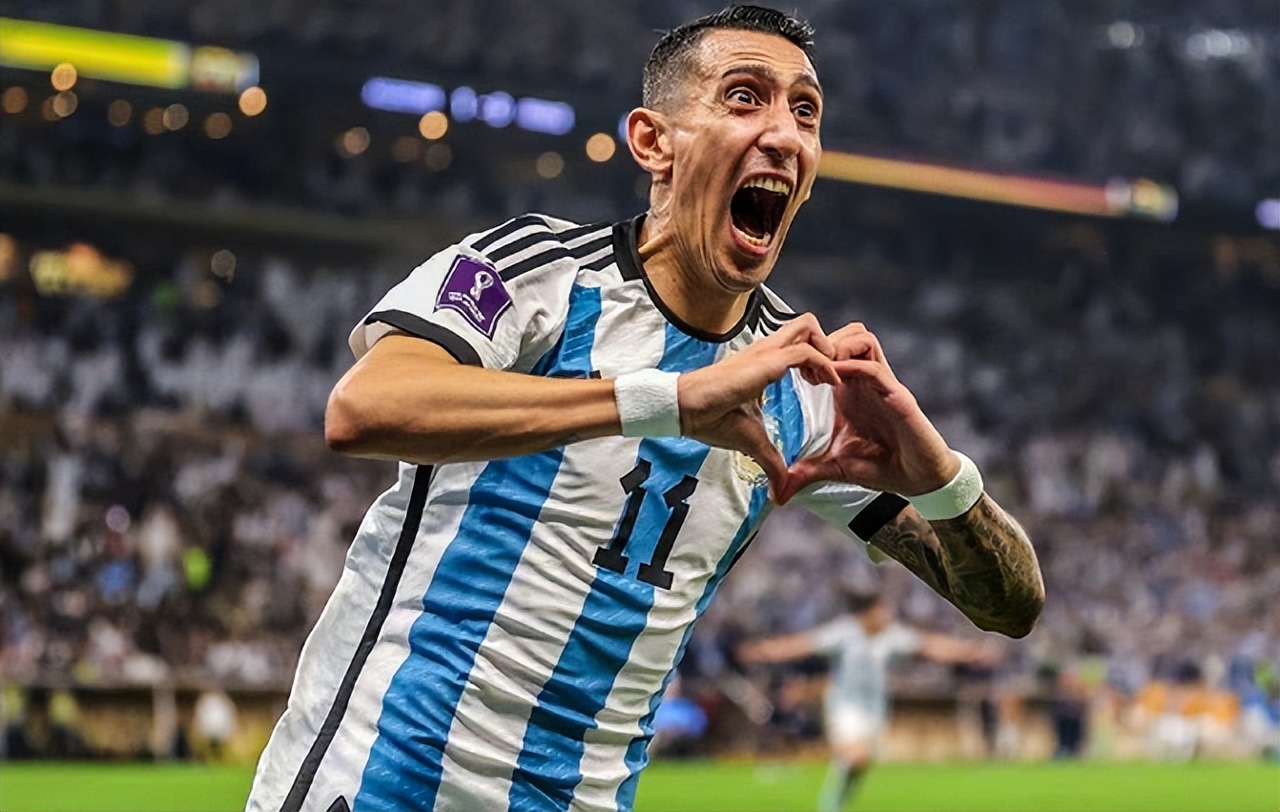 人生赢家！迪玛利亚庆圣诞，餐盘全印大力神杯，拥两女儿馋哭梅西