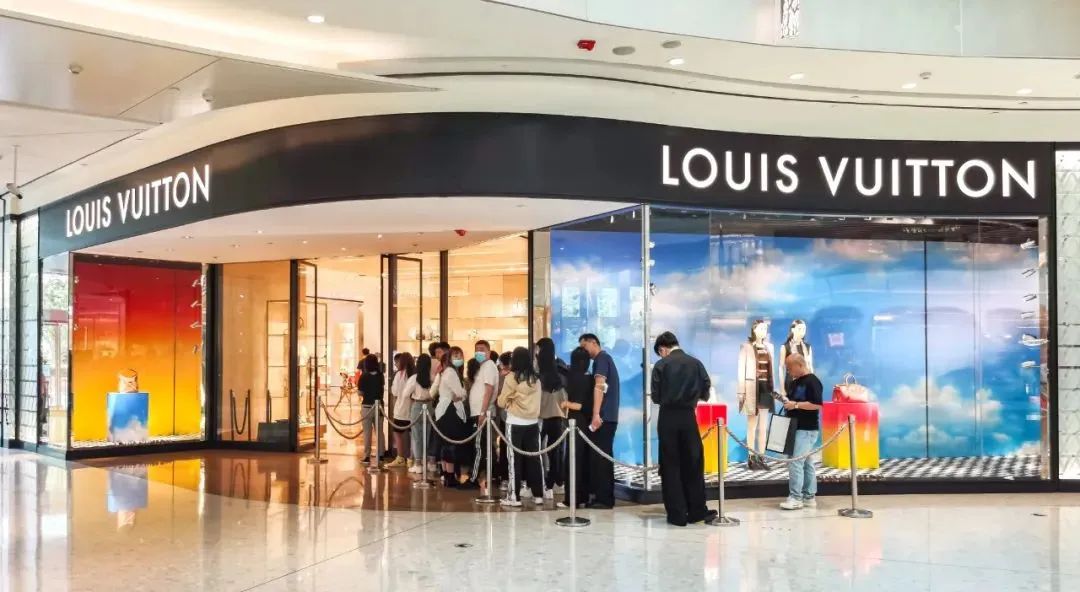 lv的腋下包值得购买吗,lv和香奈儿包哪个值得买