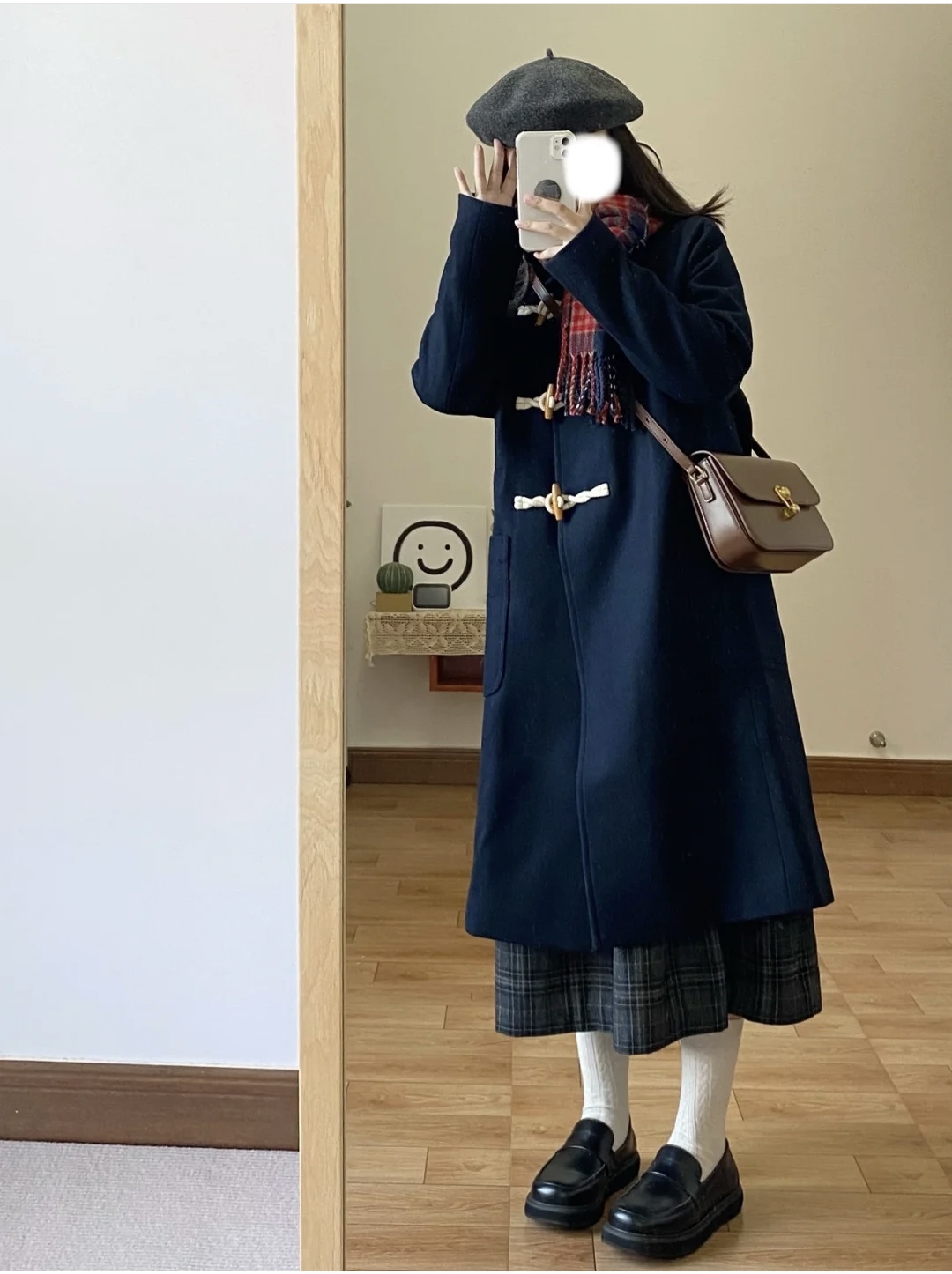 冬季流行鱼尾裙短款羽绒服穿搭,深色羽绒服搭配什么色的半身裙