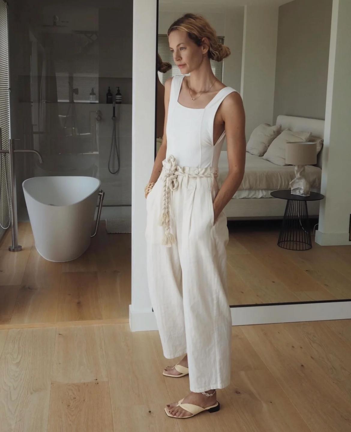 腰带扔一边吧，今年突然流行“抽绳裤”，松紧收放自如，时髦减龄