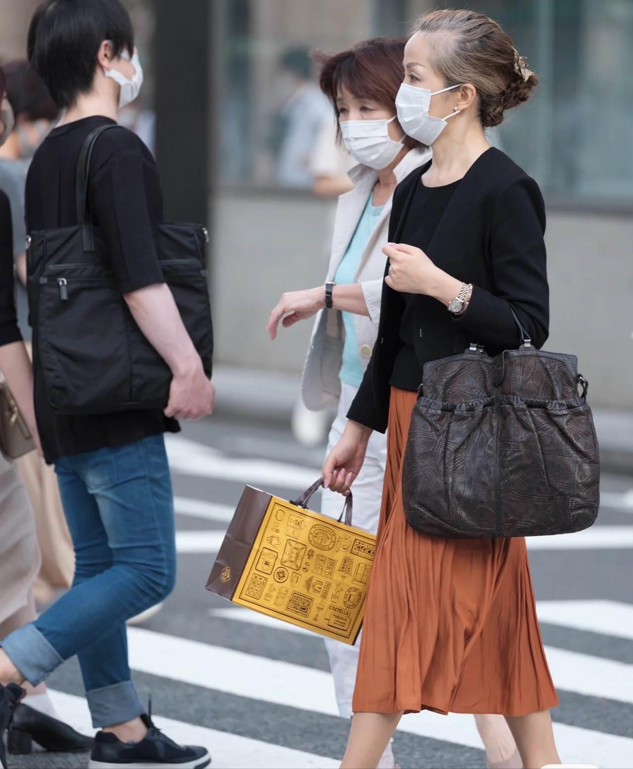 被街拍惊艳了,日本老人穿搭街拍