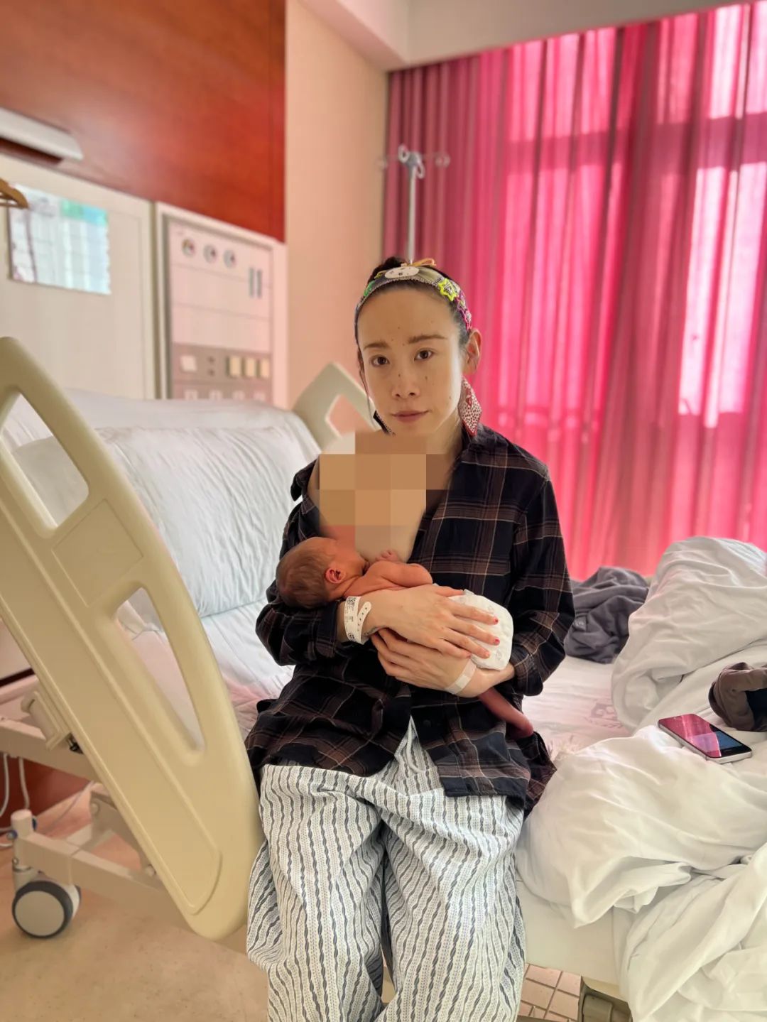 怀孕去医院途中在车上分娩,产妇车上急产