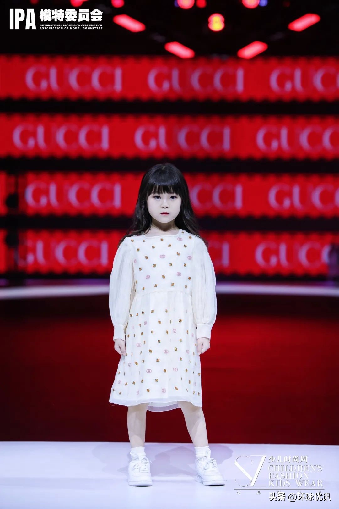 小超模胡芯彤担任2022SZ少儿时尚周代言人玩转时尚舞台！