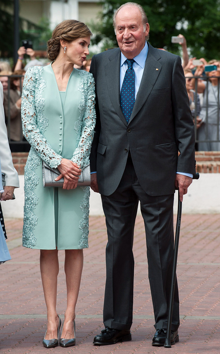 西班牙王后白色连衣裙穿搭,西班牙王后穿衣黑白色衬衫