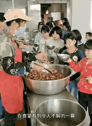 小女孩受食堂阿姨欺负后续,深夜食堂女孩身世惨状