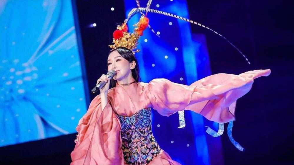 萨顶顶假唱话筒拿反是哪年,萨顶顶假唱话筒拿反作何回应