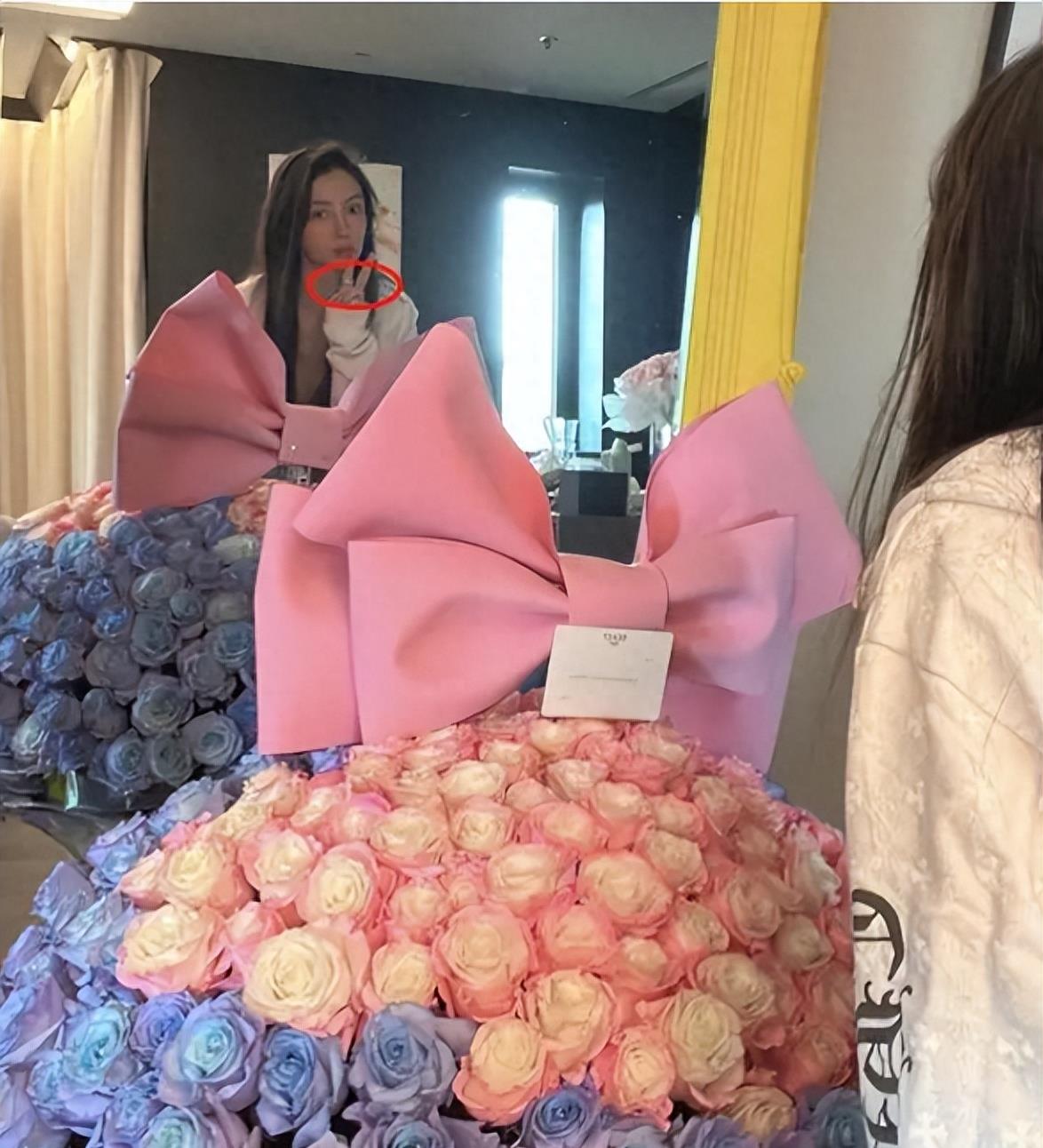 杨颖独宠新恋情：豪掷十万元的永生花，甜蜜喊出“宝贝”证实恋情