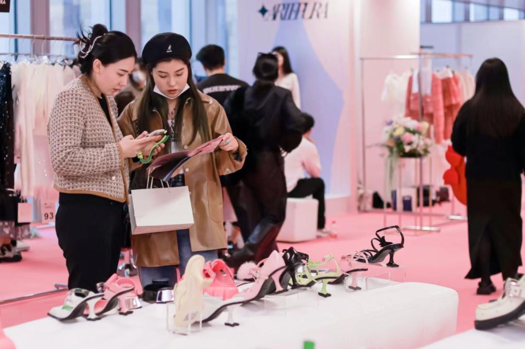 閫忚繃鏃惰鍛ㄧ湅绾虹粐浜т笟澶嶈嫃,娣卞害瑙傚療鏄ョ鏃舵湡