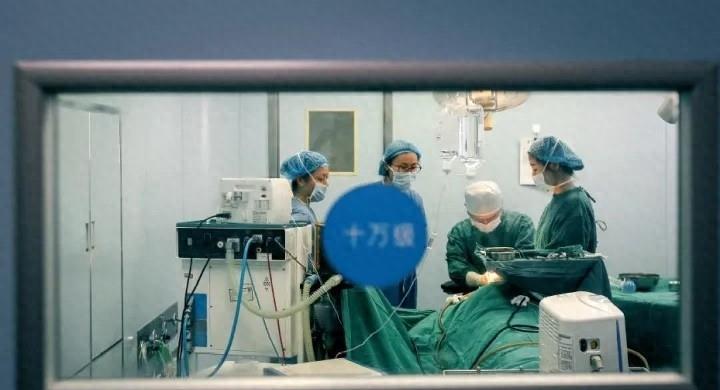 1947年,穿着清凉的韩国女子双腿叉开,豪放的坐在美国大兵腿上。