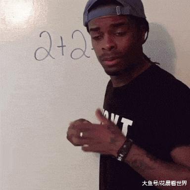 姑娘下次自拍的时候整理一下房间吧，你的秘密都被大家发现啦