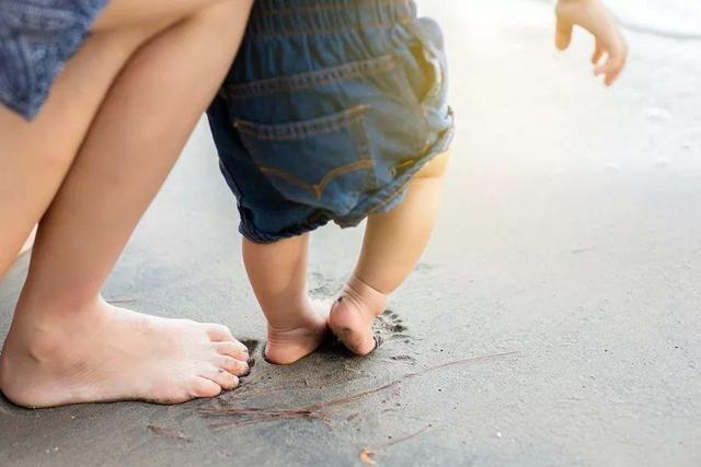 为何我们的娃没欧美的孩子腿直呢？有三类不好的习惯需要纠正