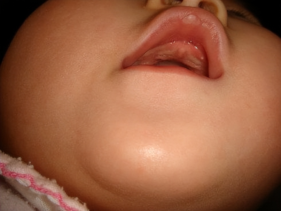 母乳充足为什么宝宝一边吃一边哭,母乳充足宝宝边吃奶边哭怎么办