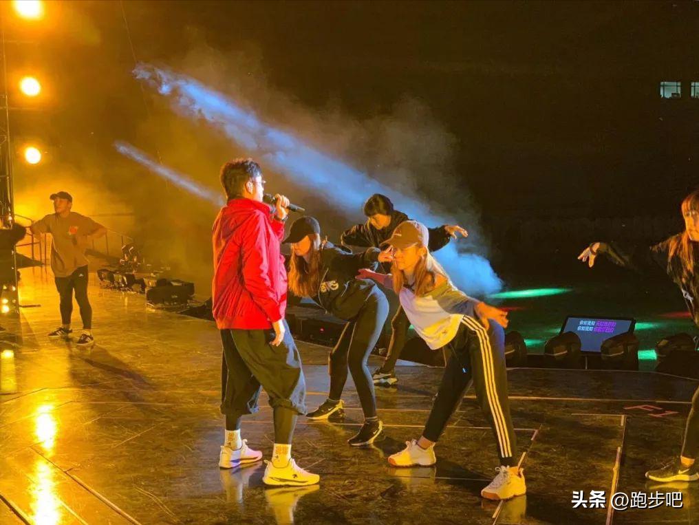 #72岁谭咏麟短短几天暴瘦14斤,73岁谭咏麟患病暴瘦后恢复圆润