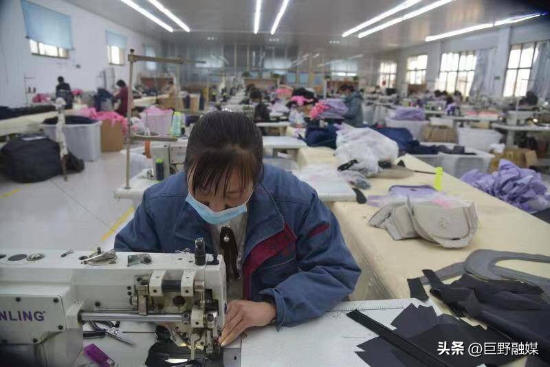 小山村的箱包俏国外