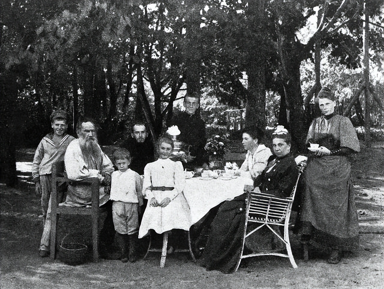 托尔斯泰说幸福的家庭都是相似的,托尔斯泰只有劳动才能通向幸福