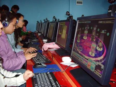 一年关万家，是谁杀死了网吧？