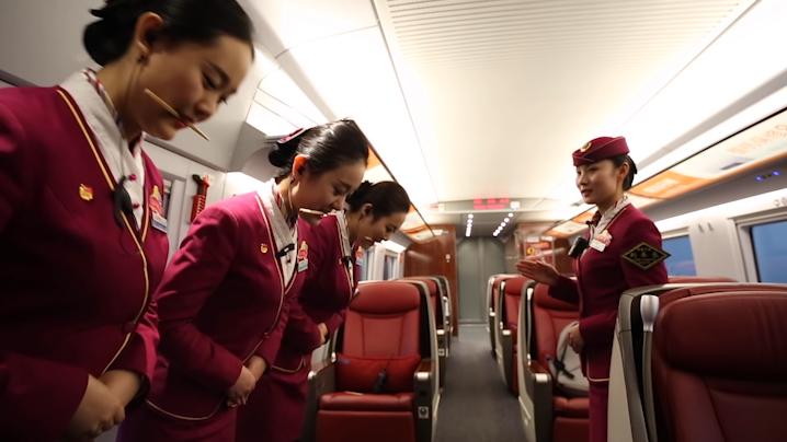 高铁乘务员月薪是多少上几天班,高铁乘务员工资月薪多少钱