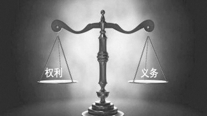 不堪入目，杭州女大学生地铁“奴性”事件遭疯传，网友：震碎三观