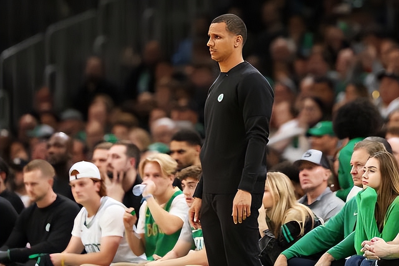徐静雨马祖拉暂停期间怒扔战术板,徐静雨塔图姆连续三个失误