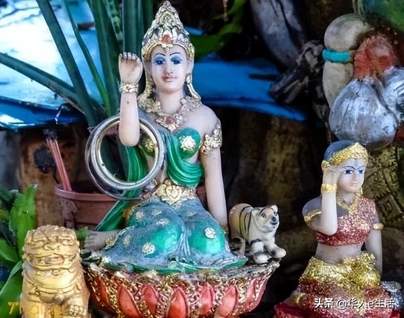 发财后，泰国男子买来12双匡威鞋向财神还愿