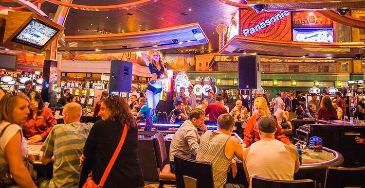 中美娱乐之都，澳门与拉斯维加斯，美女富豪云集，澳门还需努力