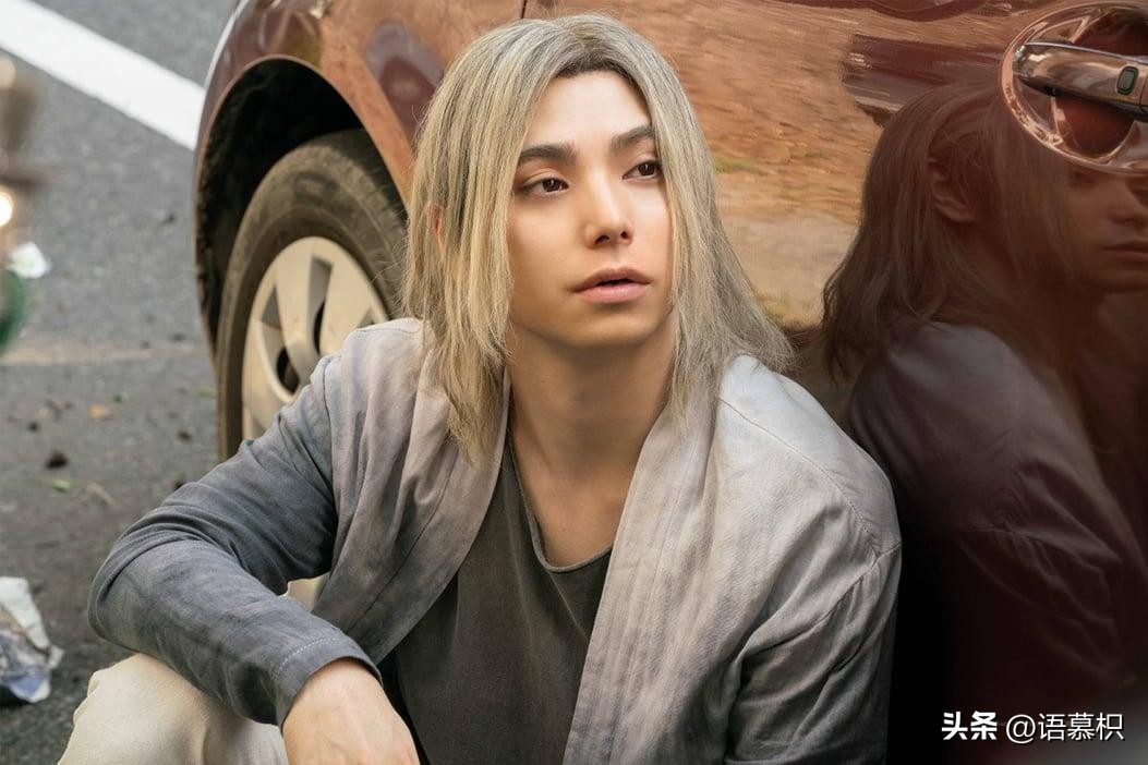 苣屋戏外是黑发大帅哥！村上虹郎浓颜系帅脸超迷人，爸妈皆是大咖