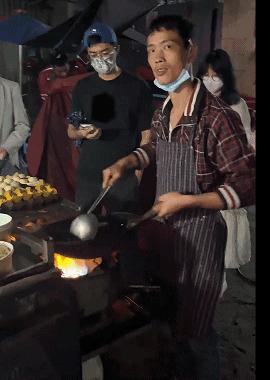 年轻人吃路边摊时遇到老板跑路,男子吃路边摊老板跑路后续