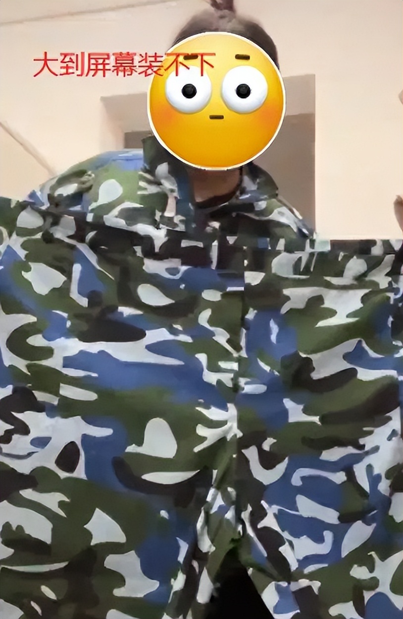 军训服质量太差，不仅透光还边走边掉，网友：衣服透明价格不透明