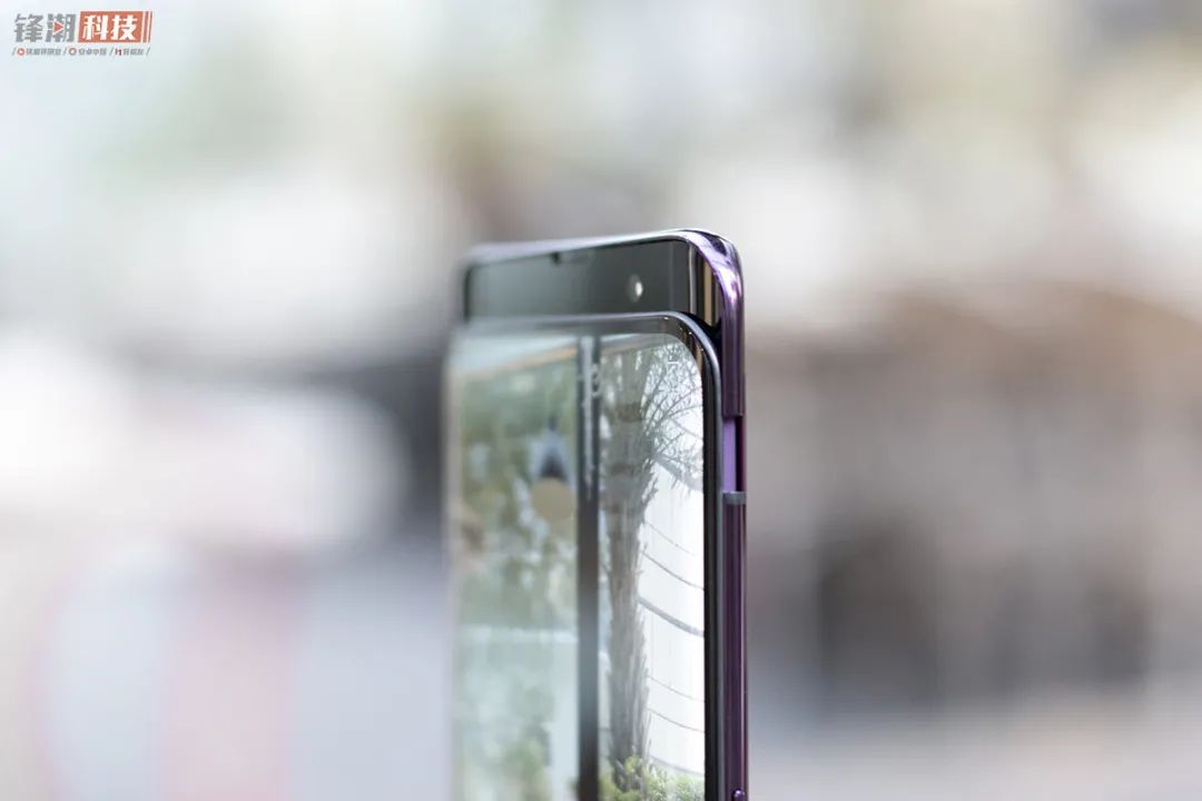 手机里面根本没有这个大块头的容身之地，但是这一次，不太一样了