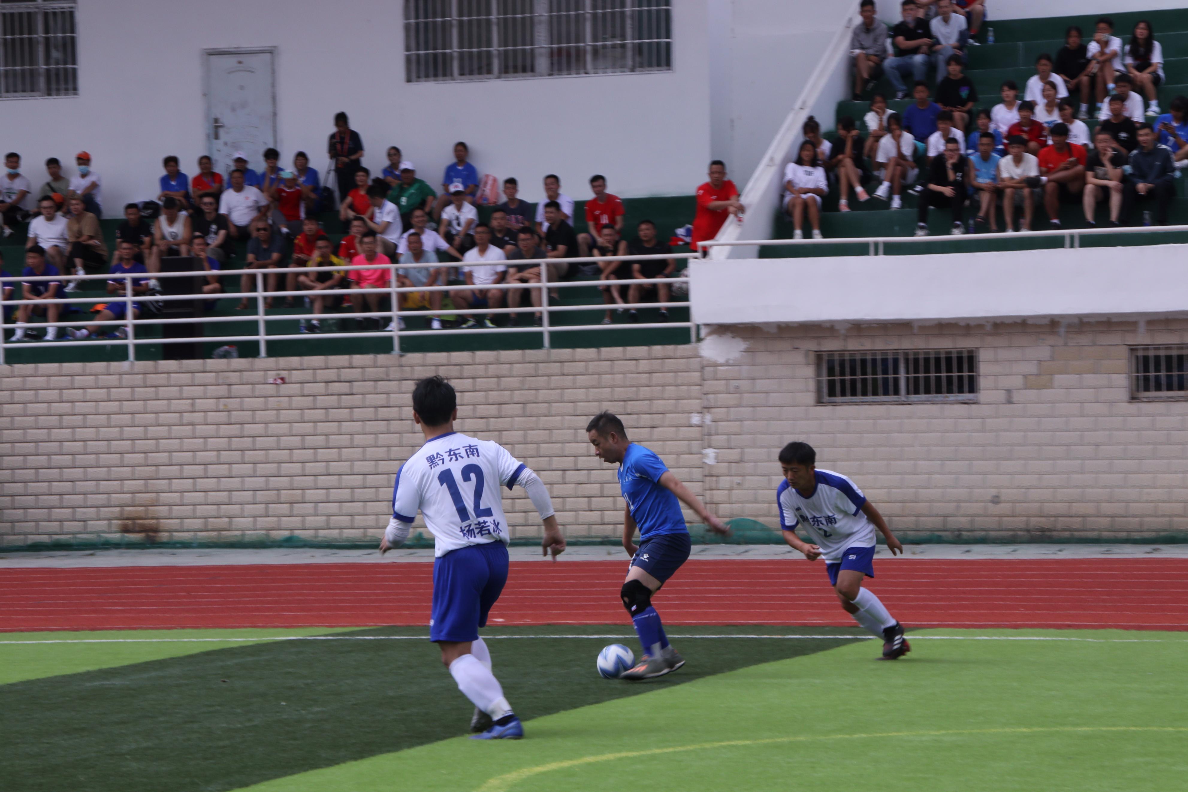 *情纵**驰骋绿茵场享受足球乐趣贵州省第十一届运动会群众项目五人制足球比赛开赛