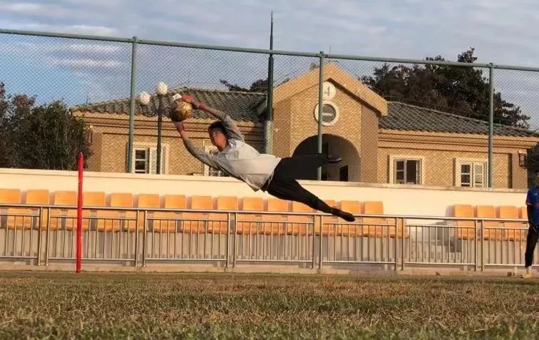 足球少年一路前行,足球少年逆风而行