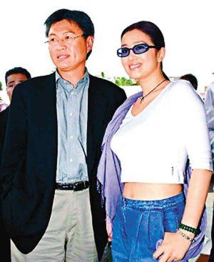 巩俐甘心嫁给70岁法国老头，成为他的第四任妻子，她为何这样选择