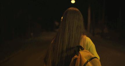 白发老妇在血色中“一夜回春”?通过杀戮释放欲望,只能说太奇葩