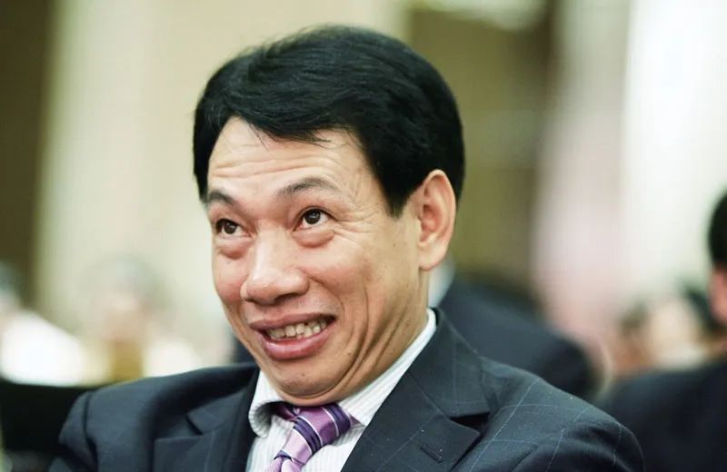 他小学没毕业，花10亿把“打工皇帝”招至麾下，600亿身价还*税逃**