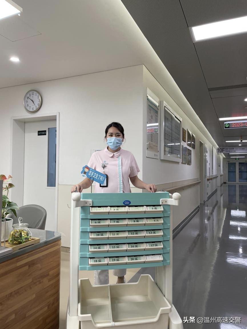 她的膝盖跪紫了，网友：希望她“万紫千红”